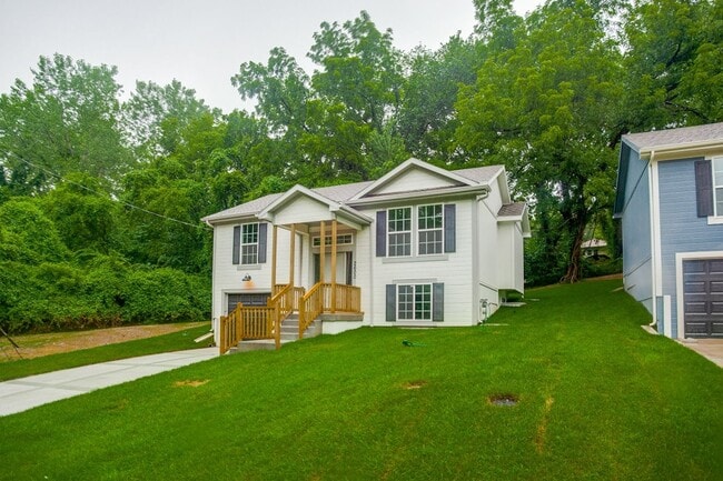 Building Photo - SEE IT NOW: Beautiful home in Avondale, MO!