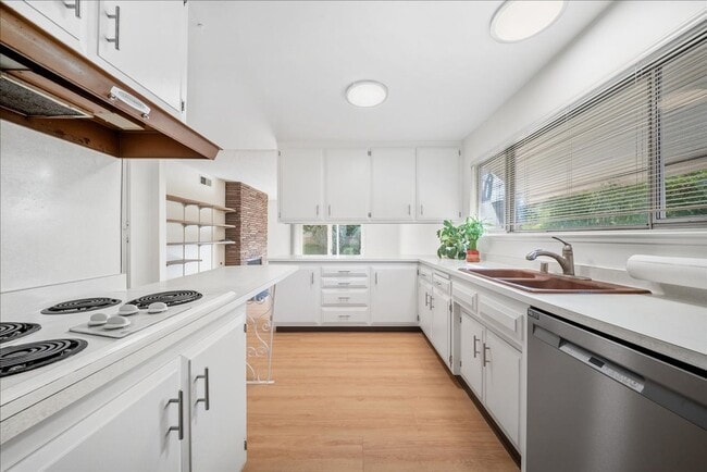 Building Photo - 2549 Notre Dame Dr