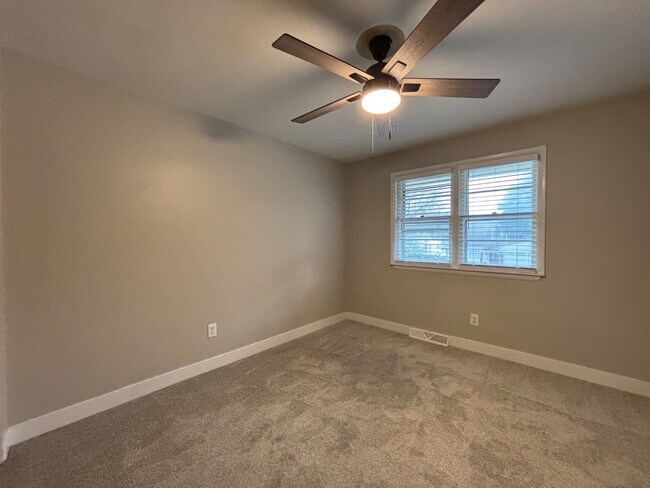 Building Photo - 1951 Elmwood Dr E