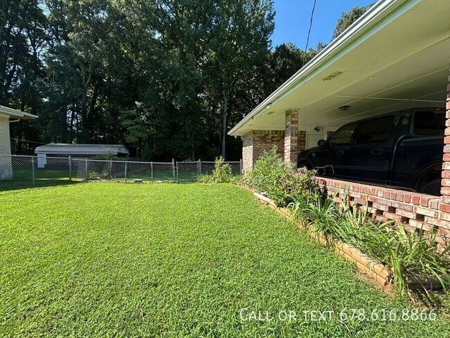 Building Photo - 2666 S Lakeview Dr SW