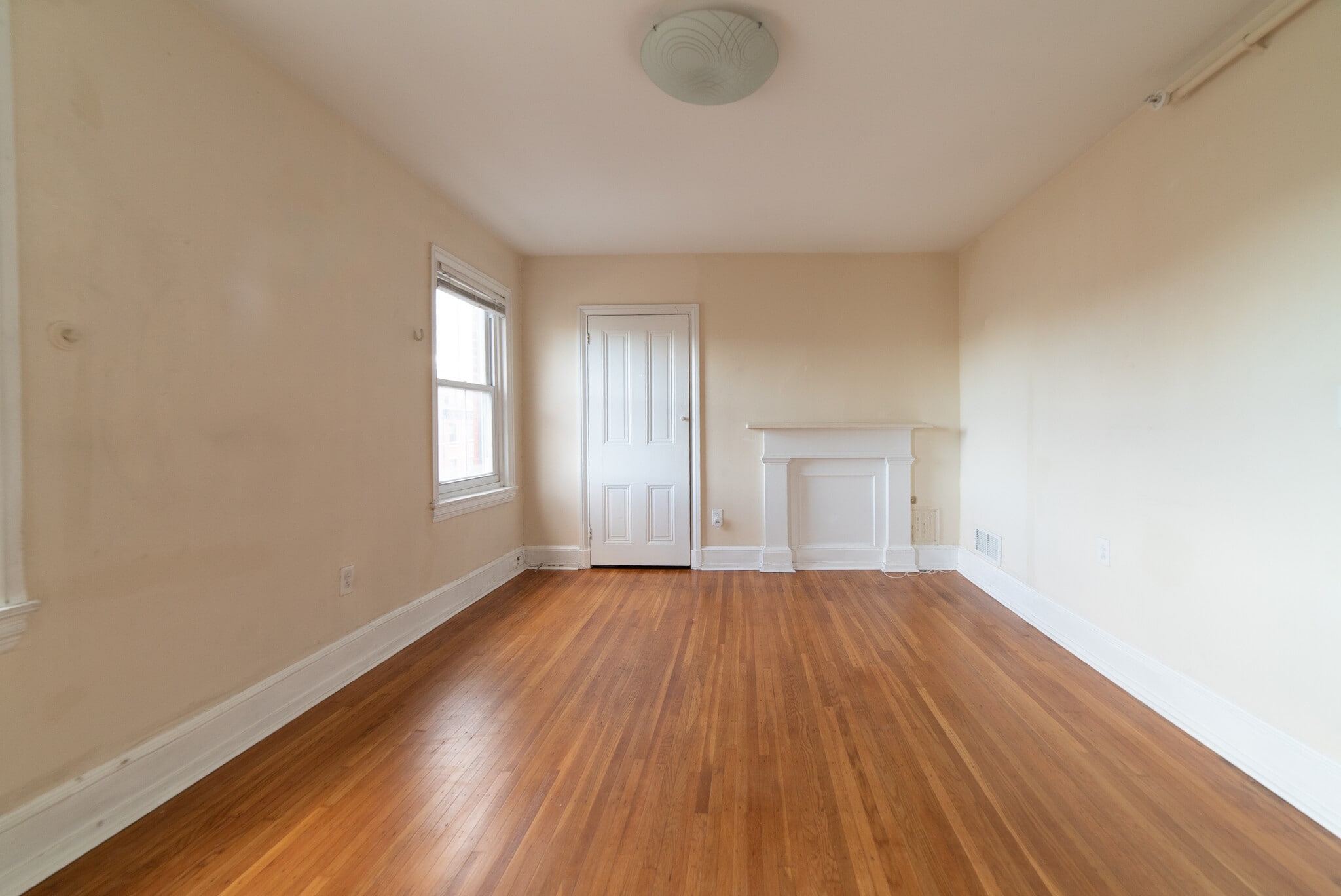 Living / Dining Room - 988 N 5th St