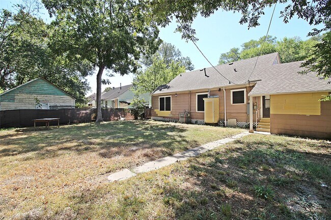 Building Photo - 7509 Elm St