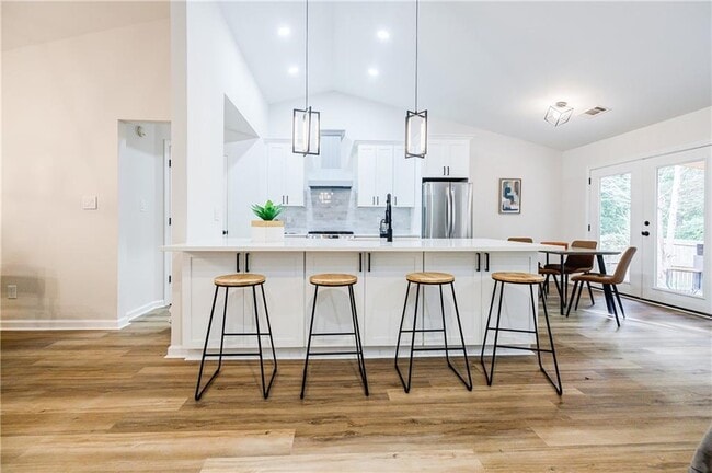 Building Photo - 5195 Hillcrest Glenn Dr