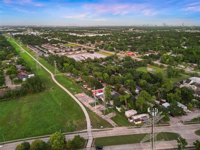 Building Photo - 2357 Hoskins Dr