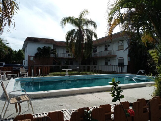Interior Photo - 100 NE 9 St Pompano Beach, FL 33060
