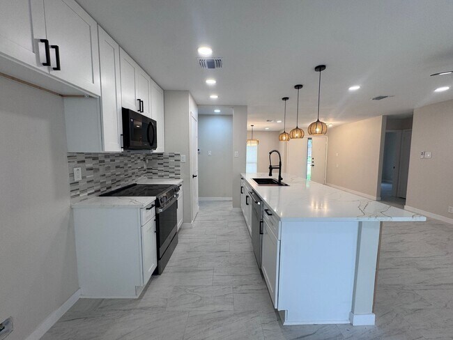 Building Photo - Newly Remodeled 3 Bd | 2 Ba | 2 Car Garage in NW Oxbox! Move In Ready!