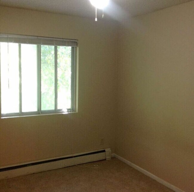 Building Photo - AVAILABLE NOW - NO SECURITY DEPOSIT REQUIRED