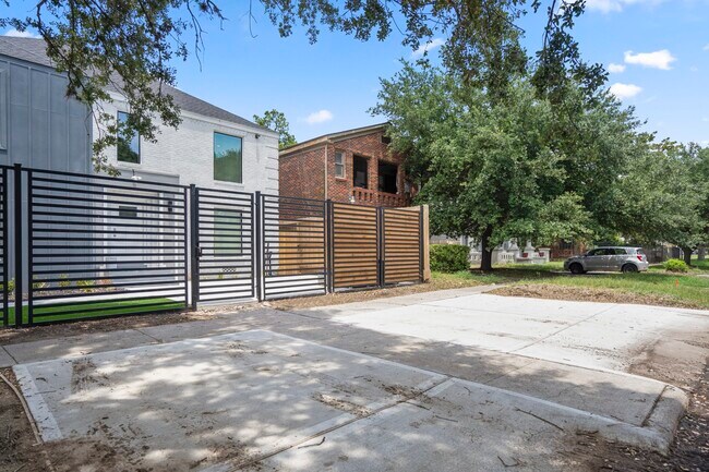 Building Photo - 2407 Cleburne St