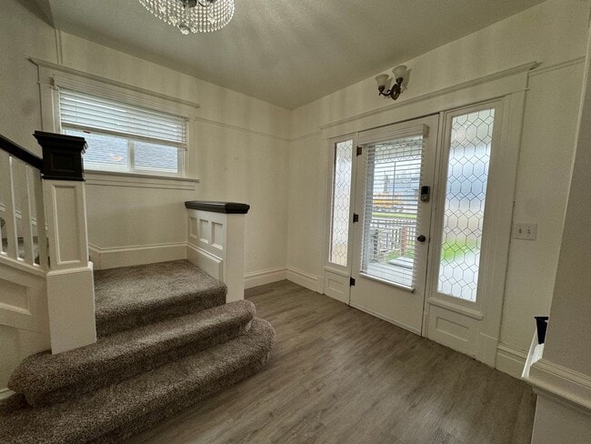 Building Photo - Charming 4 bedroom home