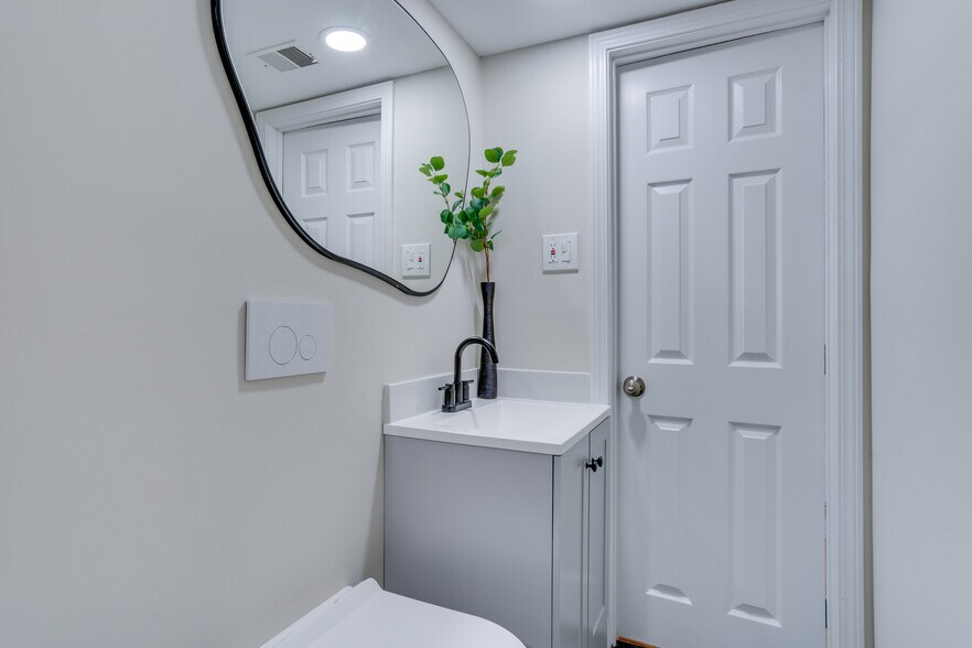 Main Level Bathroom - 8056 Central Park Dr