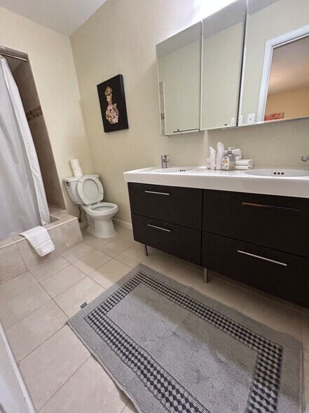 Building Photo - 1937 Woodford Rd