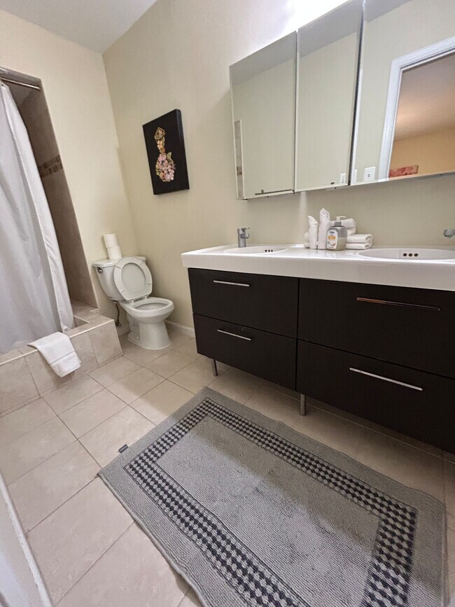 Building Photo - 1937 Woodford Rd