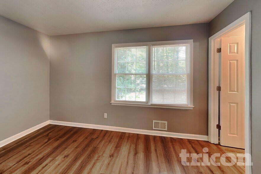 Building Photo - 847 Raintree Way SE