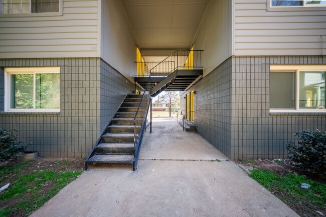 Building Photo - 205 Johnson St