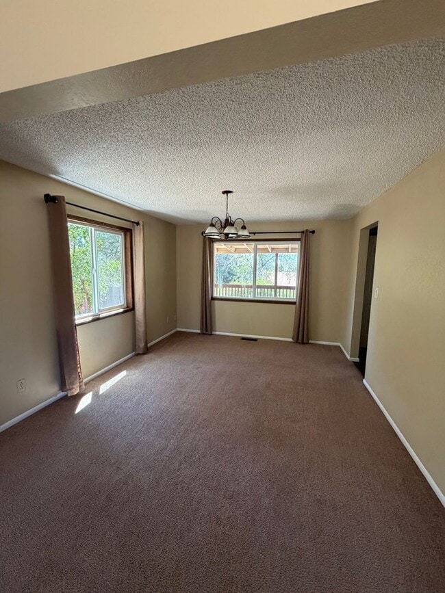 Building Photo - The Perfect House for Roommates, 6bdrms, 3.5 baths, 1.5 miles from Oregon Tech and Sky Lakes Medi...