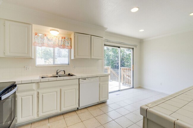 Building Photo - 4 bedroom house close to CSU
