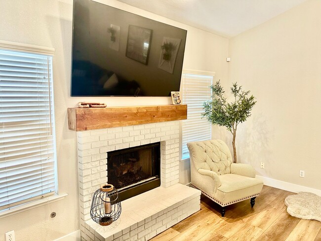 Building Photo - Updated North Fresno 3/2