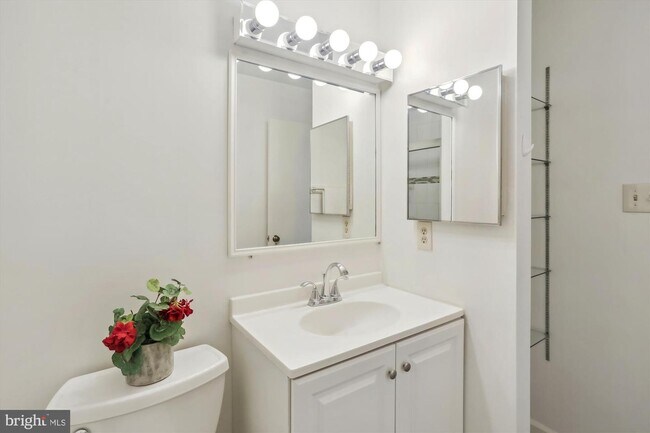 Building Photo - 7561 Heatherton Ln