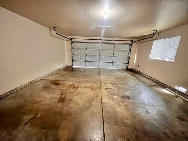 Building Photo - 3 Bedroom 2 Bath Duplex for Rent!