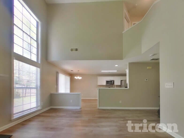 Building Photo - 411 Yarrow Way