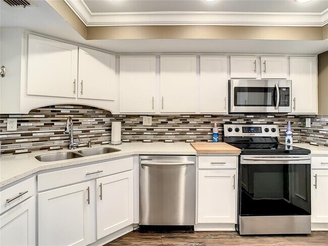 Building Photo - 7400 Sun Island Dr S