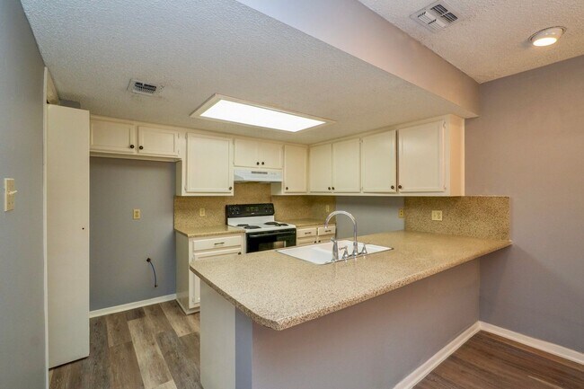 Building Photo - Fully Remodeled Townhome with Loft and Prime Location!