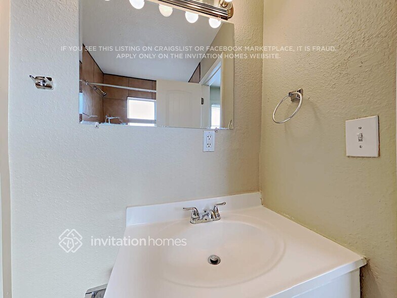 Building Photo - 2335 E Beverly Ln