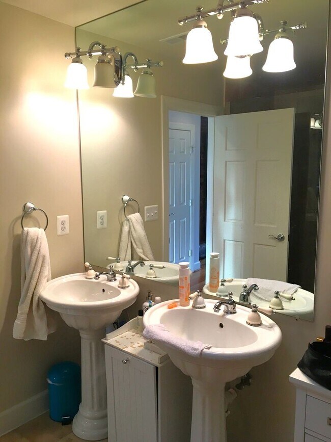 Building Photo - Logan Circle Light Filled One Bedroom with Den Loft with Balcony and Parking!