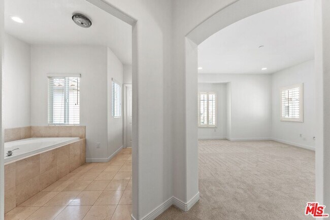 Building Photo - 5738 S Celedon Creek