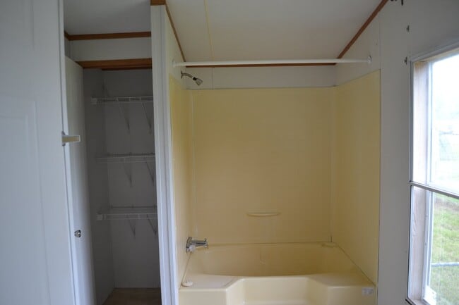 Building Photo - Mobile Home for Rent