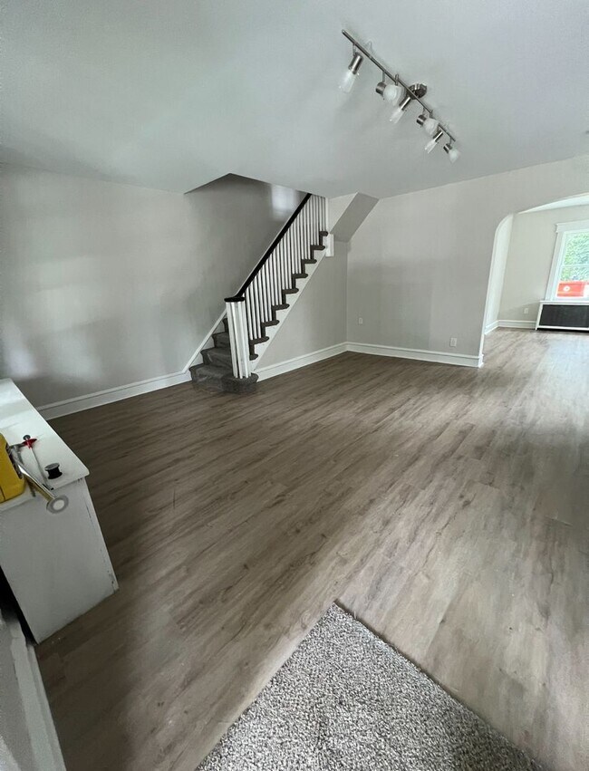 Building Photo - Renovated 3 Bedroom End Unit Available Now!