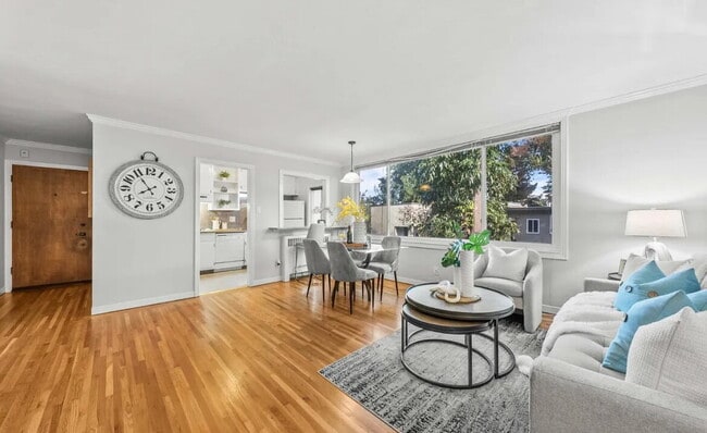 Building Photo - Spacious 1 bedroom 1 bathroom top floor unit in a highly desirable west side location!