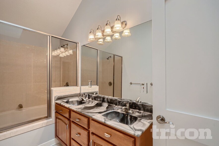 Building Photo - 2296 Highwood Ave E