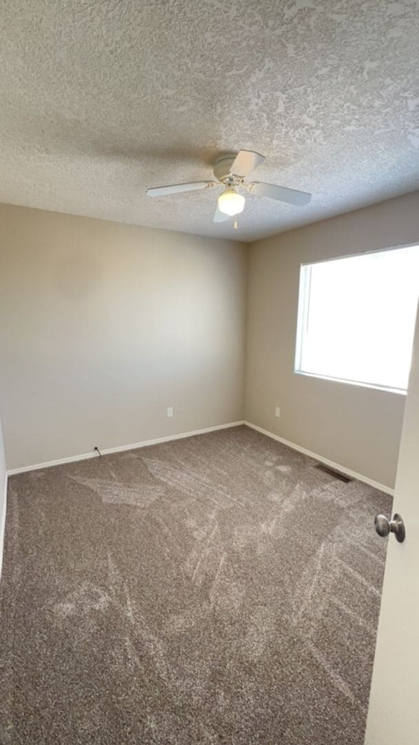 Building Photo - Beautiful 4 Bedroom 2.5 Bath home in the Vista Del Norte Subdivision