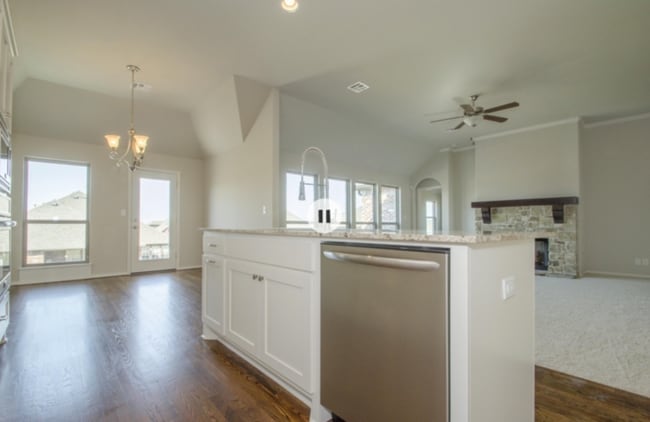 Building Photo - Unique 4 bed/2 bath/3 car garage Broken Arrow Home!