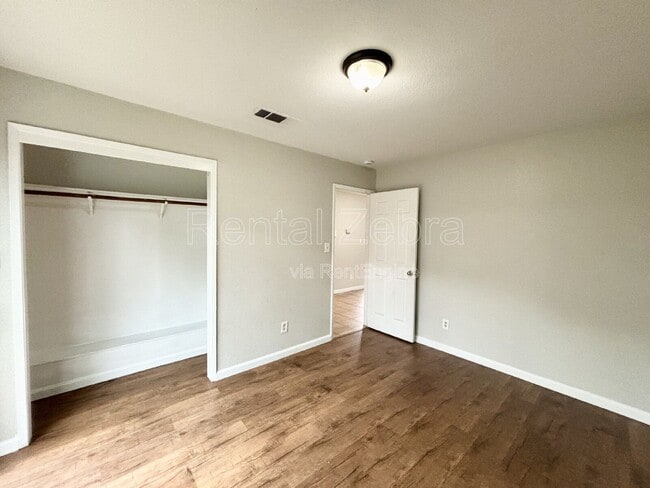 Building Photo - 920 Vermont Ave