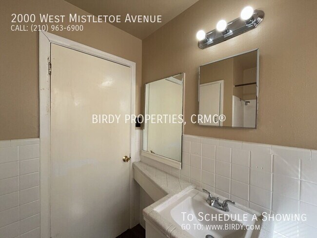 Building Photo - 2000 W Mistletoe Ave