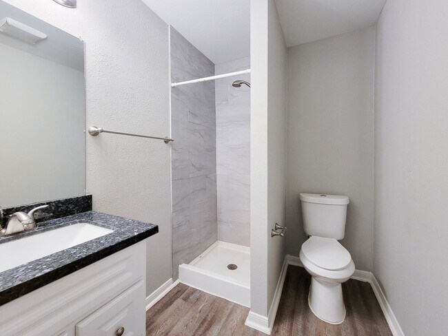 Building Photo - BEAUTIFUL REMODELED 3 BEDOOM LEASE HOME