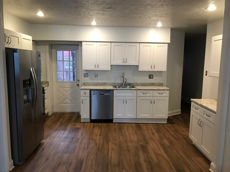 Building Photo - 2334 Sarah St