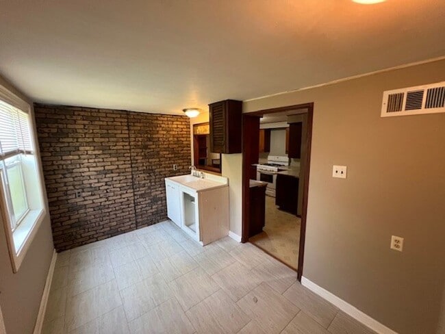 Building Photo - 3B/1.5B Home Available in Lake Charles
