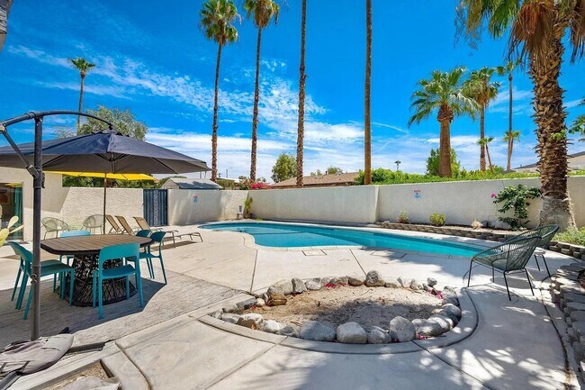 Building Photo - 864 S Mountain View Dr