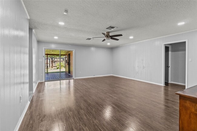 Building Photo - 2202 Colonial Ct N