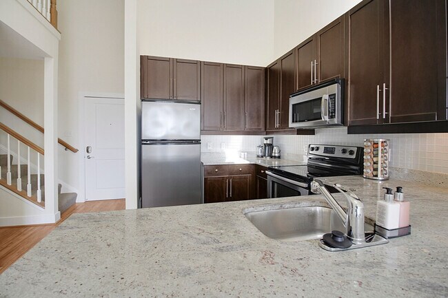 Building Photo - 909 Usher St