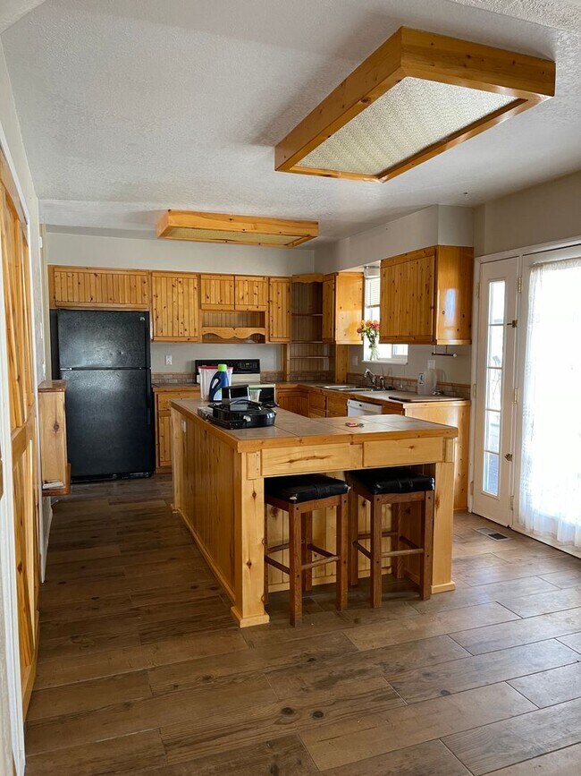 Building Photo - 3 bedroom 1.5 bath with a Large Detached Garage