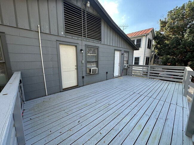 Building Photo - 2-BEDROOM DUPLEX IN MAHNCKE PARK