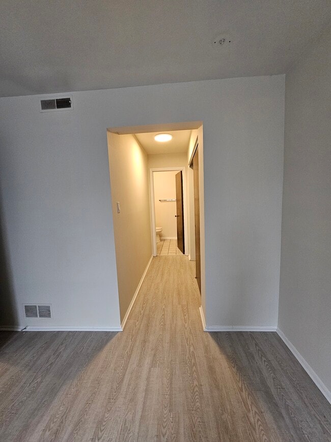 Building Photo - 800 Brook Dr