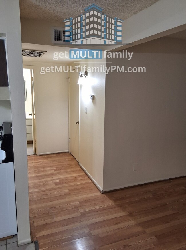 Building Photo - Bright & Cozy 1-Bedroom in Phoenix – Your ...