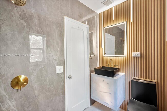 Building Photo - 2350 SW 26th St