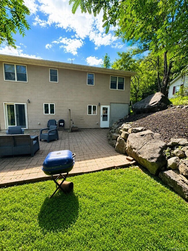 Building Photo - 17 Brooks Ln