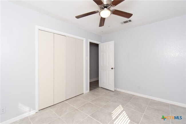 Building Photo - 1801 Farhills Dr